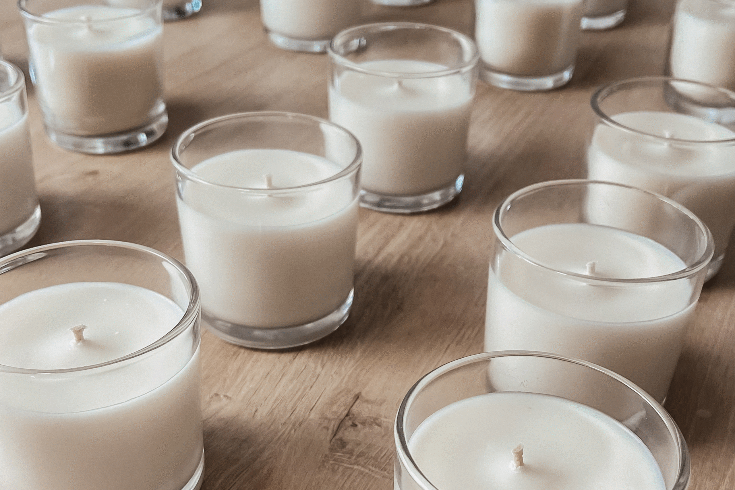 Pesagem de essência e cera para produção de velas artesanais