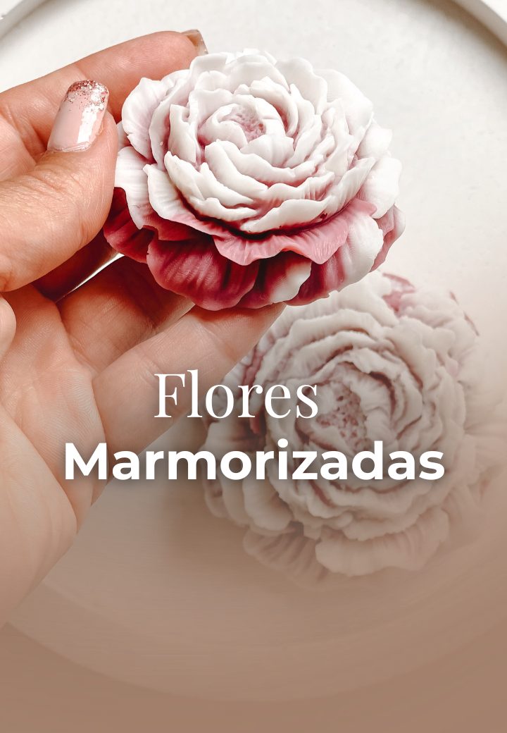 Vela em formato de flores marmorizadas em rosa e branco