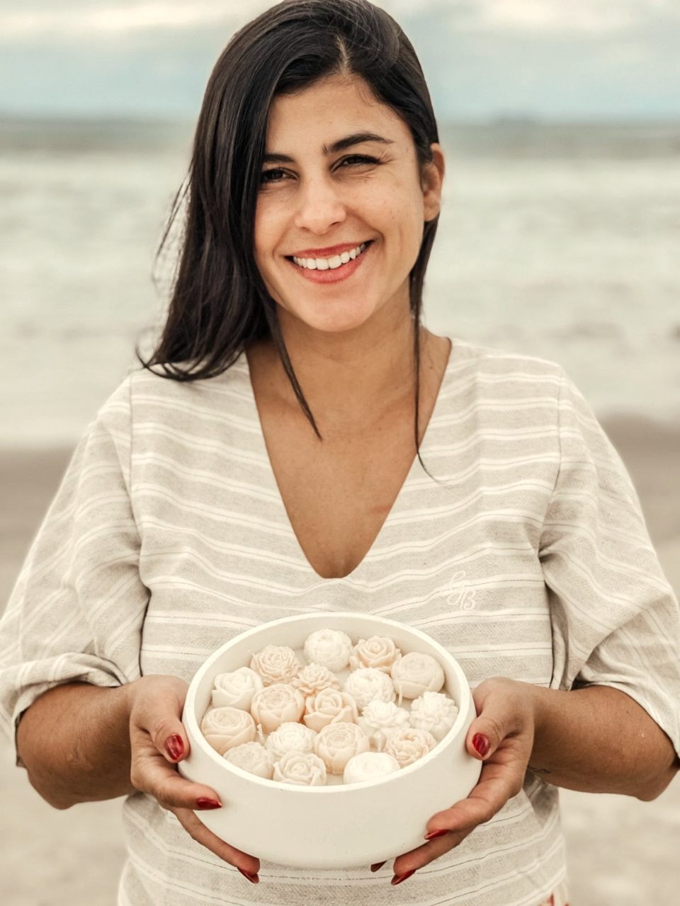 Aluna sorrindo com coleção de velas