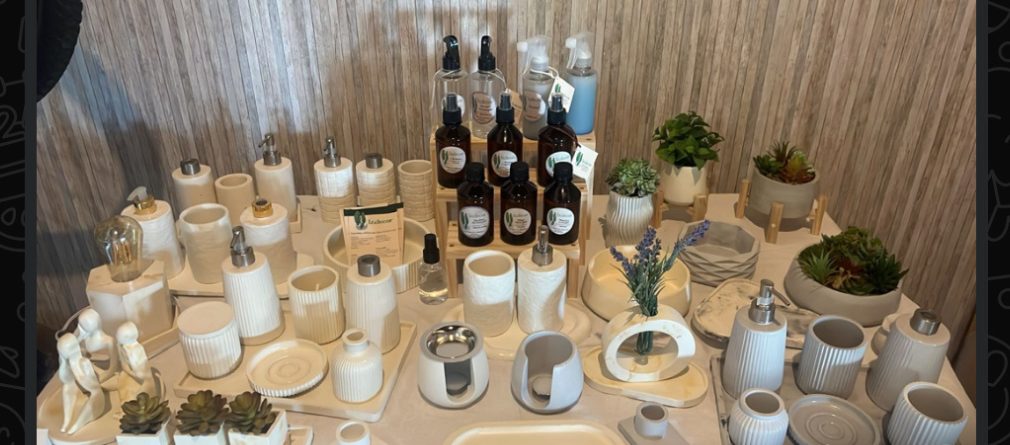 Coleção completa de aromatizadores e velas da aluna Ivone, exposta em uma feira