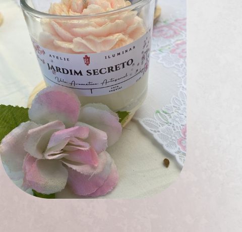 Vela Jardim Secreto com topo em formato de rosa, marca Atelie Iluminar