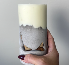 Vela pilar de cimento com leve amarelamento no topo da cera