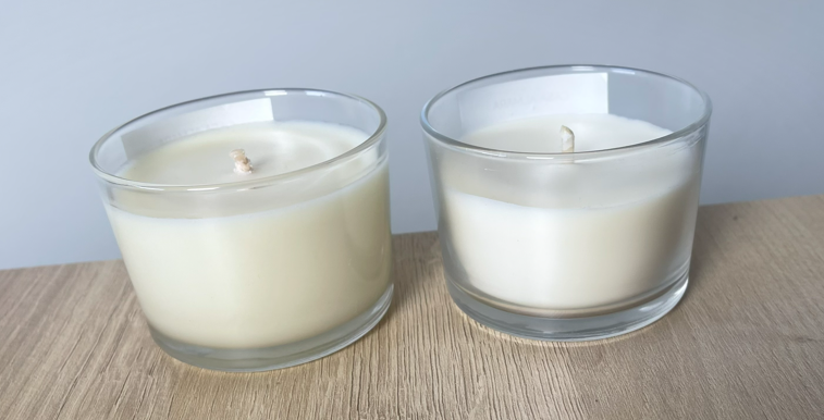 Comparação entre duas velas, uma com essência cítrica e outra sem, mostrando diferença no amarelamento